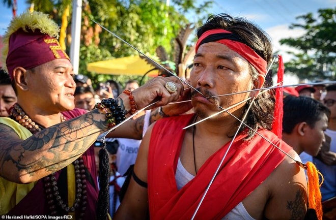 Korkunç Festival:Yüzlerini Şiş Ve Kılıçla Delip Geçiyorlar galerisi resim 1