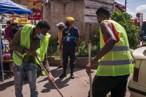 Madagaskar'da maske takmayanlara sokak süpürme cezası