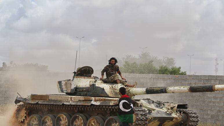 Libya Ordusu, Hafter'e silah ve mühimmat taşıdığı iddia edilen kargo uçağını vurdu