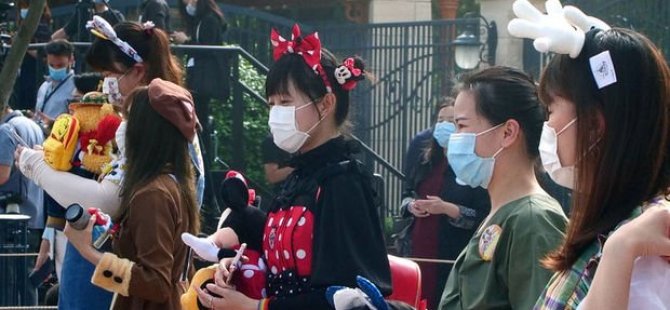 Çin'de Kovid-19 Vakaları Yeniden Artarken Disneyland Kapılarını Açıyor