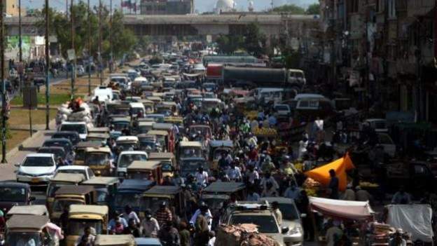 Pakistan’da sokağa çıkma kısıtlamaları kalkınca pazarlar doldu, yollarda araç kuyrukları oluştu