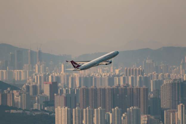 Hong Kong'a uçan herkese test yapılıyor, sonuç çıkana kadar birkaç saat havalimanında bekletiliyor