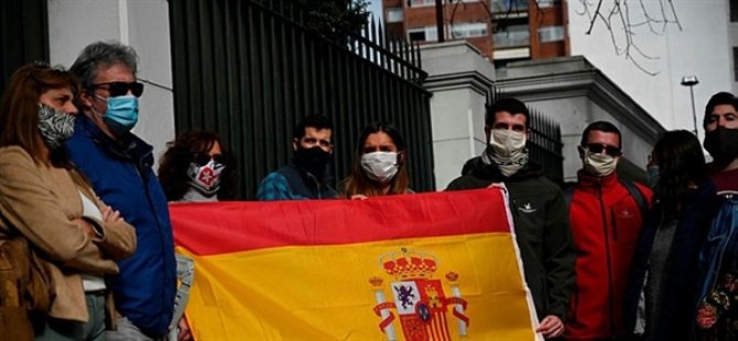 İspanya'da, Hükümetin Kovid-19 Salgını Yönetimi Protesto Edildi