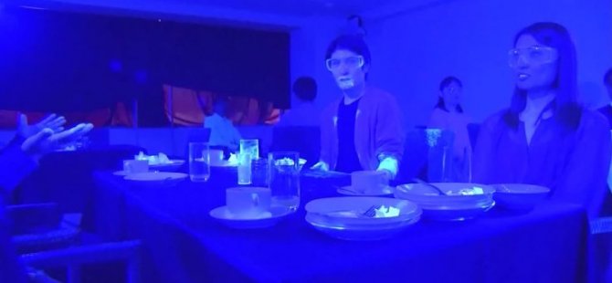 'Virüs'le siyah ışık deneyi viral oldu: Japonya'da restoran ortamını canlandırdılar