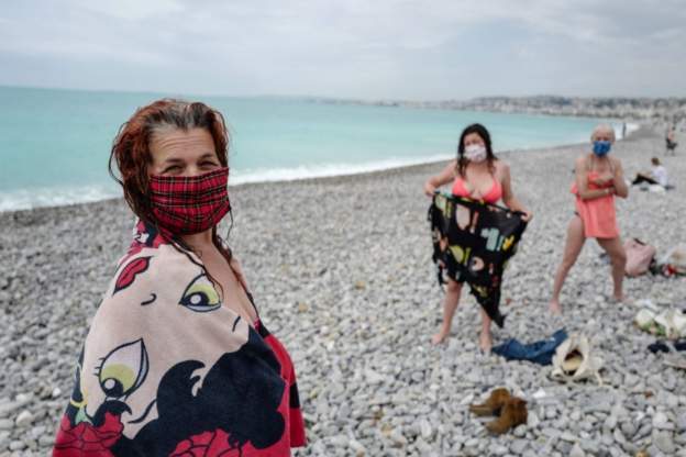 Fransa ve İtalya'da sosyal mesafe kurallarıyla plajlar açıldı