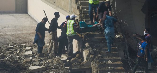Pakistan'da 107 yolcu taşıyan uçak yerleşim alanına düştü...