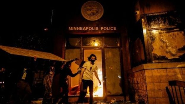 George Floyd protestoları: Minneapolis'te göstericiler bir polis karakolunu ele geçirdi