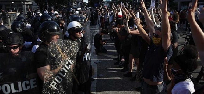 Minneapolis'te Tanker Sürücüsü, Aracını Otobanda Toplanan Binlerce Protestocunun Üzerine Sürdü