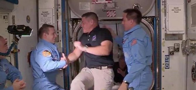 Dragon ekibi ISS ekibiyle buluştu: 'Uzayda tokalaşmak serbest, dünyada yasak'