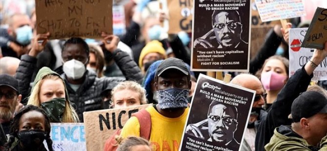 Londra'da Göstericiler İle Polis Arasında Arbede