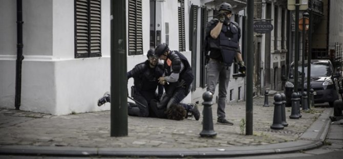 Belçika Polisinin Bir Gencin Boynunun Üzerine Diz Çöktüğü Görüntüler Ortaya Çıktı
