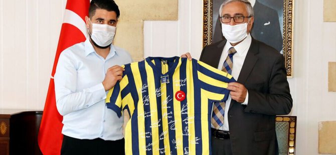 Akıncı’ya Fenerbahçe efsanelerinin imzaladığı Lefter forması takdim edildi