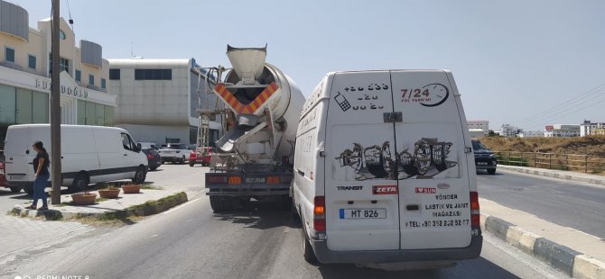 Lefkoşa'da Şehit Mustafa Ruso Caddesi üzerinde trafik kazası meydana geldi,