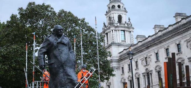 Londra'da eski Başbakan Churchill'in heykelinin koruması kaldırıldı