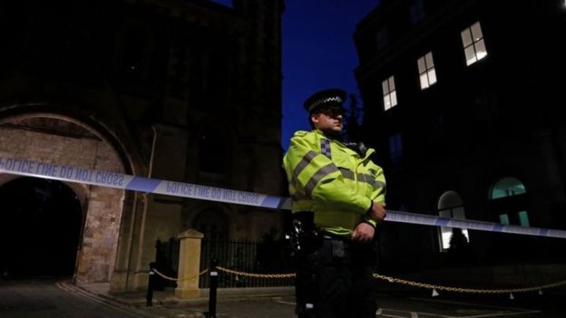 İngiltere'de polis, 3 kişinin öldüğü bıçaklama olayının 'terör saldırısı' olabileceğinden şüpheleniyor