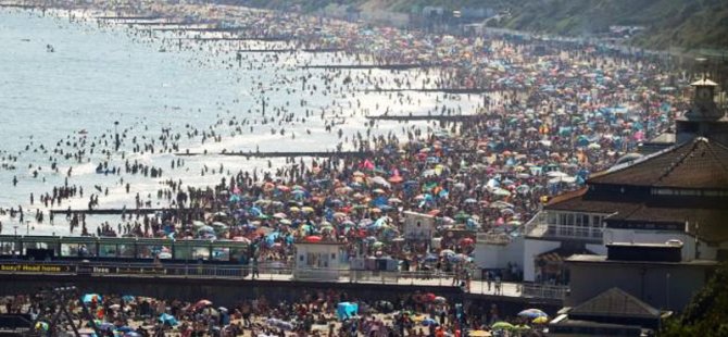 İngiltere'de yılın en sıcak günü yaşandı; binlerce kişi denize akın etti