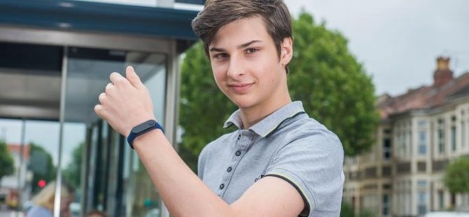 Anne-babası Covid-19 geçiren 15 yaşındaki çocuk, yüze dokunmayı önlemek için bileklik icat etti