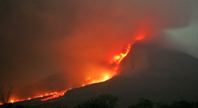 Endonezya'da yanardağ dehşeti