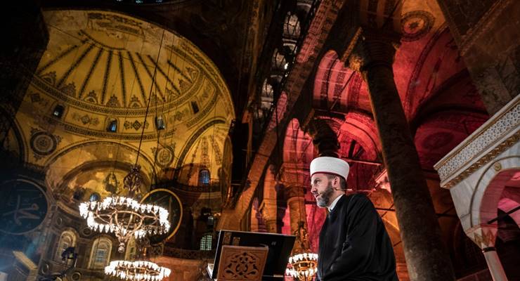 Ayasofya’da namaz sırasında freskler kapatılacak; turistlere güzergah çizilecek