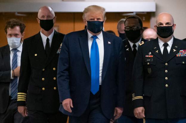 Trump kameralar karşısına ilk defa maskeyle çıktı