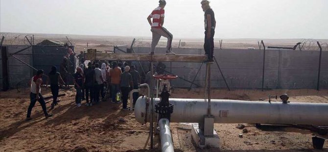 Tunus'ta göstericiler petrol pompa istasyonunu kapattı