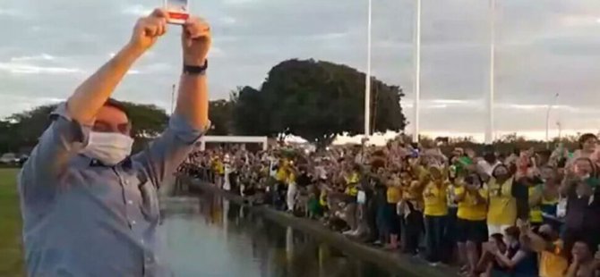 Brezilya devlet Başkanı,Maskesini çıkardı, hidroksiklorokin ilacıyla şov yaptı