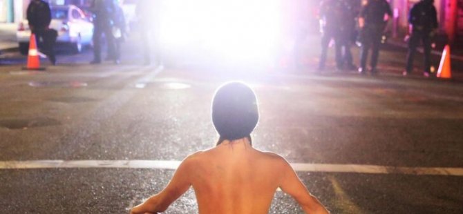 ABD’deki polisleri 'kaçıran' çıplak gösterici viral oldu