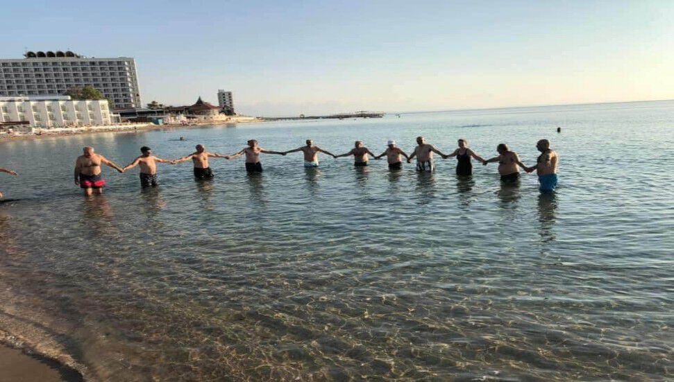 Her Daim Dostlar, suda jimnastik etkinliği düzenliyor