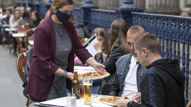 Koronavirüs: İngiltere’de haftada 3 gün lokantalarda hesabın yarısını devlet ödeyecek
