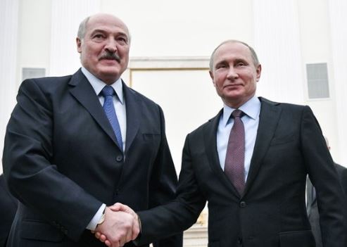 Putin, seçimleri önde tamamlayan Lukaşenko'yu tebrik etti