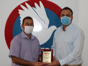 Hak Sen’den Çeler’e Plaket