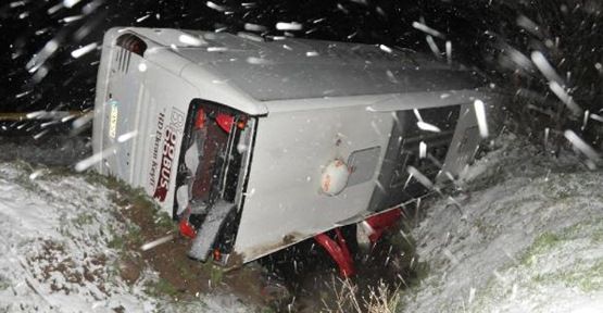 Kar yağdı, otobüs devrildi: 13 yaralı