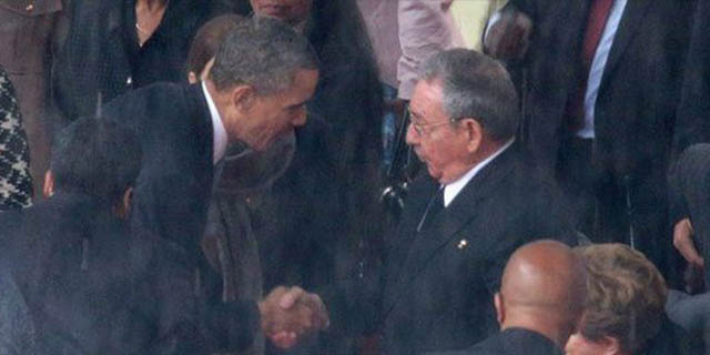 Yarım asır sonra el sıkıştılar: Obama - Castro