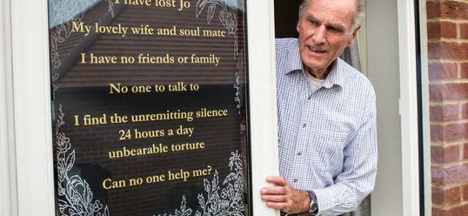 Eşini kaybeden 75 yaşındaki adam penceresine afiş asıp yardım istedi: Konuşacak kimsem yok