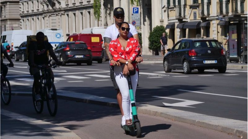 İtalya'da kuralsız elektrikli scooter kullanımı tartışma yaratıyor: 'Elektrikli scooter rodeosu'