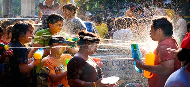 Tayland'da Su Bayramı çoşkuyla kutlanıyor! 191 Ölü!