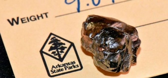Parkta yürürken 9 karatlık elmas buldu