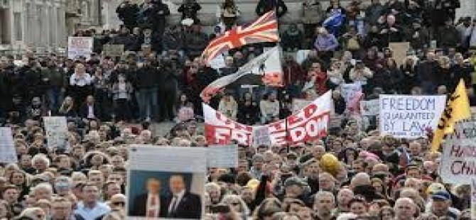 İngiltere'de Covid-19 önlemleri karşıtı grup protesto düzenledi