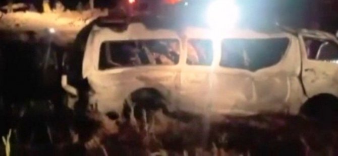 Pakistan'da şarampole yuvarlanan minibüs alev aldı:13 ölü
