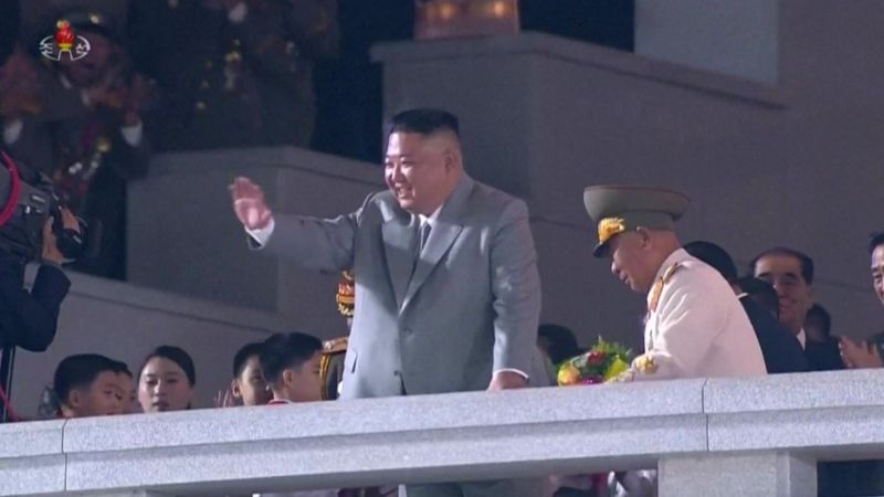 Kuzey Kore, askeri geçit töreninde füzelerini sergiledi