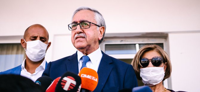 Akıncı seçim sonuçlarını evinde takip ediyor