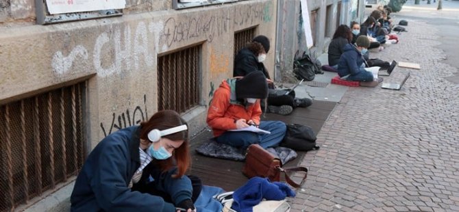 İtalyan öğrenciler uzaktan eğitimi protesto ediyor: Okul bizim hakkımız