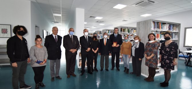 Prof. Dr. Şevket Öznur, Girne Üniversitesi Büyük Kütüphaneye 3 Bin Kitap Hediye Etti.
