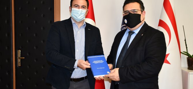 Prof. Dr. Mete Feridun yeni kitabını Daü Rektörü Prof. Dr. Aykut Hocanın’a takdim etti