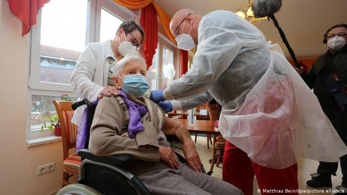 Πρώτο εμβόλιο κοροναϊού που δόθηκε σε 101χρονη γυναίκα στη Γερμανία
