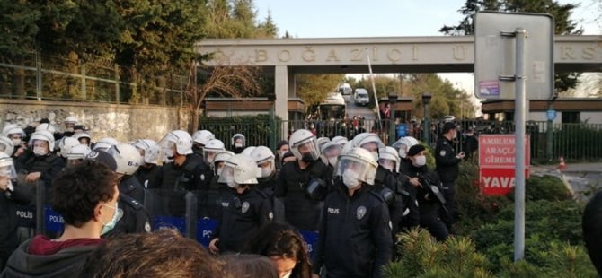 ‘Kayyım rektör’ü protesto eden Boğaziçili öğrencilere polis müdahalesi