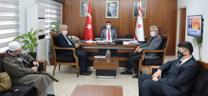 Ο Υπουργός Οικονομικών Oğuz, ο Πρόεδρος των Θρησκευτικών Υποθέσεων Atalay και η αντιπροσωπεία του έλαβαν …
