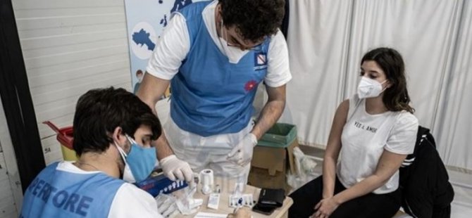 İtalya'da Covid-19 Aşılarının Sağlık Çalışanlarınca Yakınlarına Yapılmasına Soruşturma
