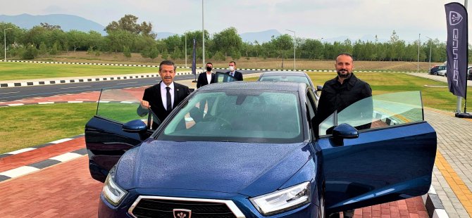 Ο υπουργός Εξωτερικών Tahsin Ertuğruloğlu δοκίμασε το εγχώριο αυτοκίνητο της ΤΔΒΚ “GÜNSEL”.