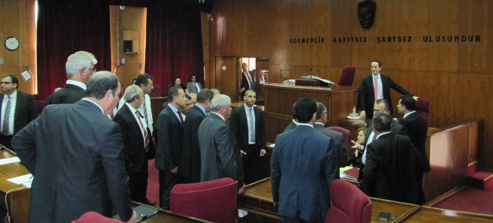 KKTC Meclisi'nde kavga: Hüseyin Özgürgün Başbakan'a saldırdı (video)